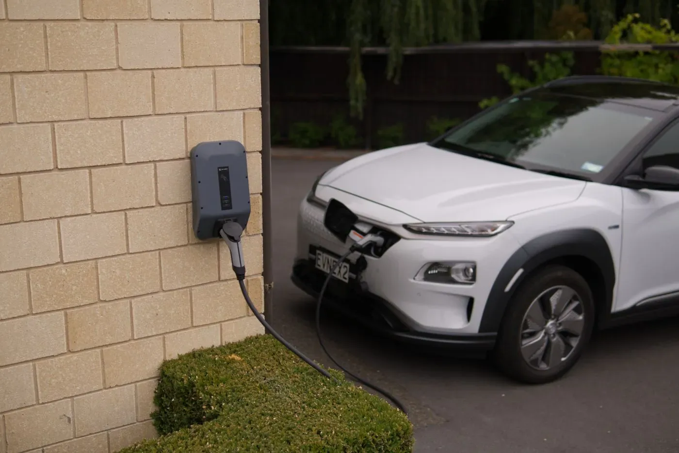 Électricien posant une borne de recharge pour véhicule électrique à Villejuif (94800)